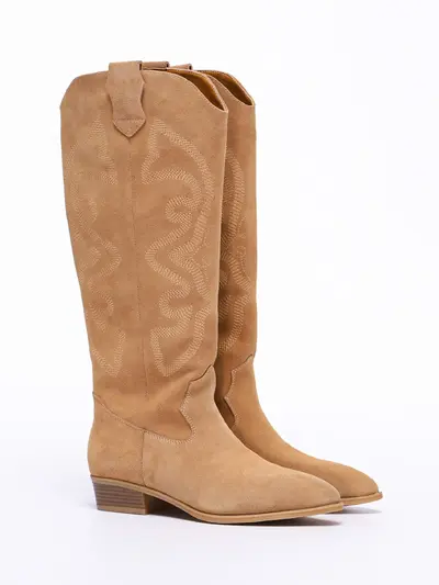 Казаки бежевого цвета на низком каблуке